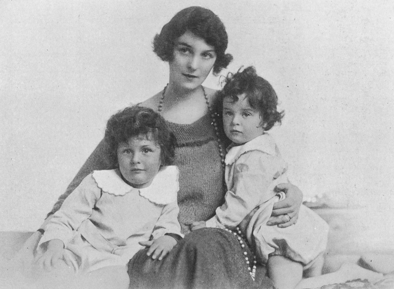 Freda Dudley Ward mit ihren Kindern, 1918 von English Photographer