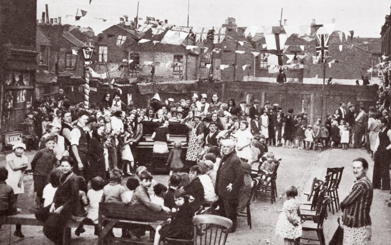 Jubiläumsstraßenfest, 1935 von English Photographer