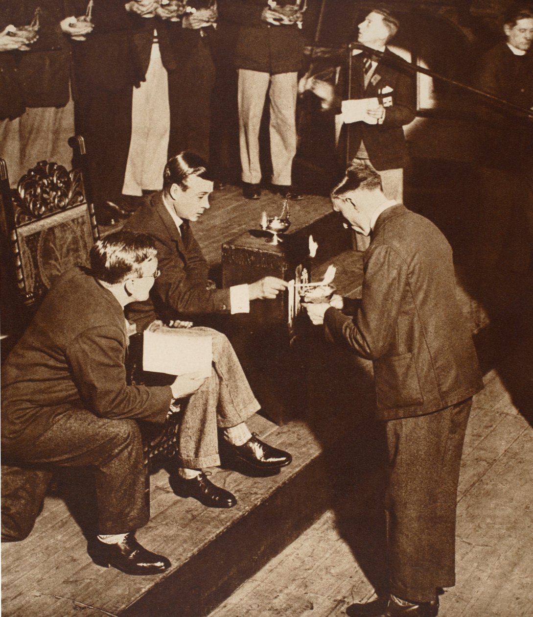 König Edward VIII. zündet Lampen der Erinnerung in der Church House, Westminster an von English Photographer