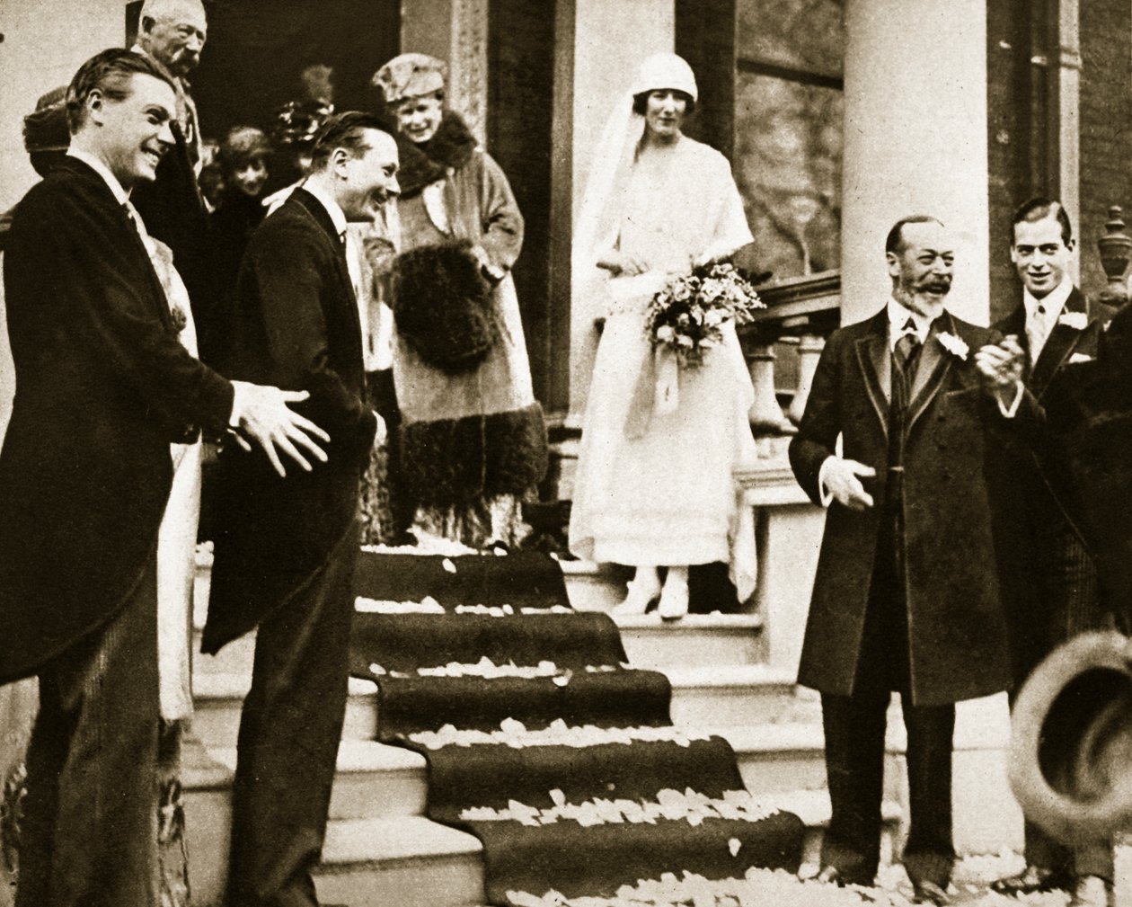 König George winkt Prinzessin Maud, Tochter der Prinzessin Royal, zum Abschied, als sie zu ihrer Hochzeitsreise mit Lord Carnegie aufbricht, 1923 von English Photographer