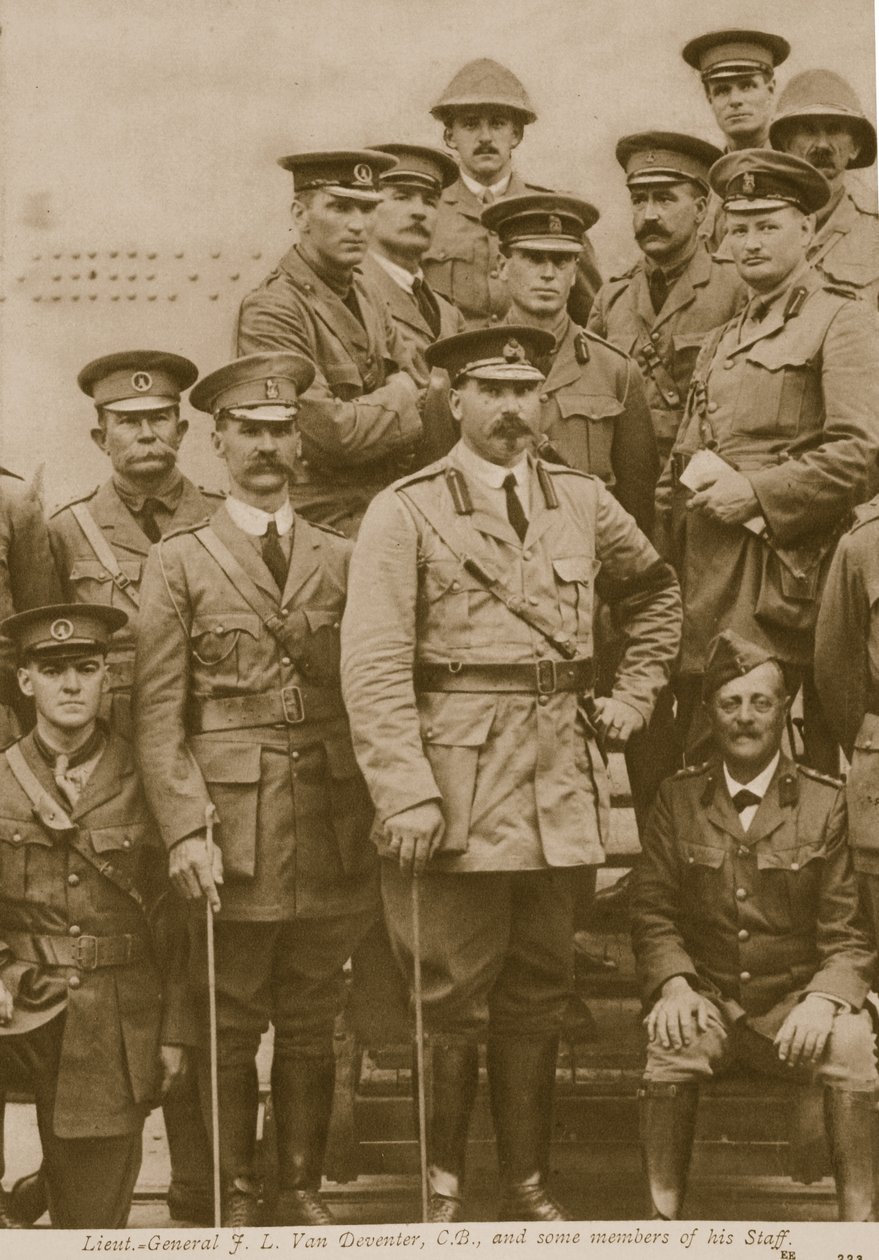 Generalleutnant F. L. Van Deventer, C.B. und einige Mitglieder seines Stabes von English Photographer
