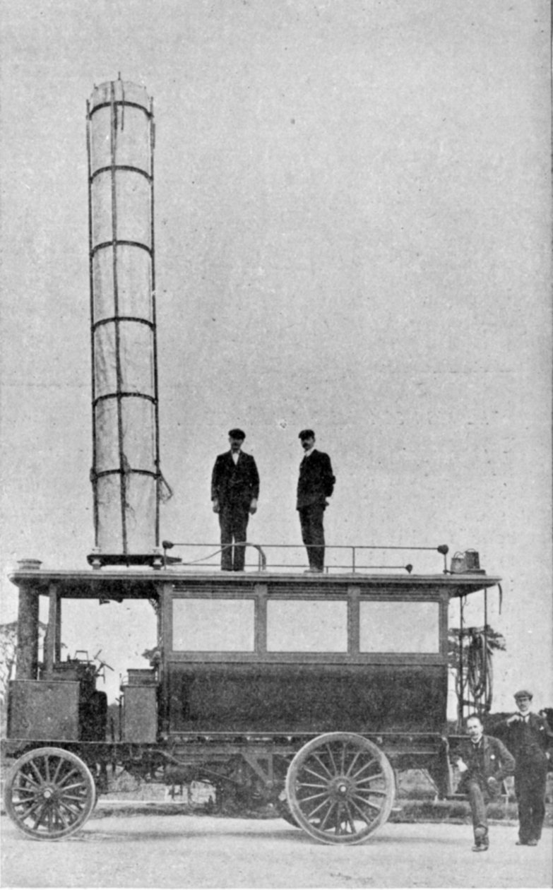 Mr. Marconis Motorwagen, ausgestattet mit dem Trichter zum Senden und Empfangen drahtloser Telegramme, Illustration aus The King, 25. Mai 1901 von English Photographer
