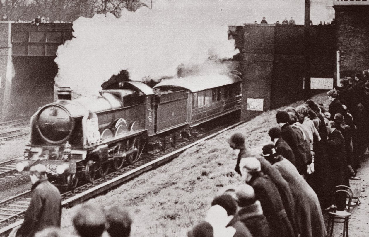 Auf dem Weg nach Windsor, der Leichnam von George V auf dem Weg zu seiner letzten Ruhestätte in Windsor, 1936 von English Photographer