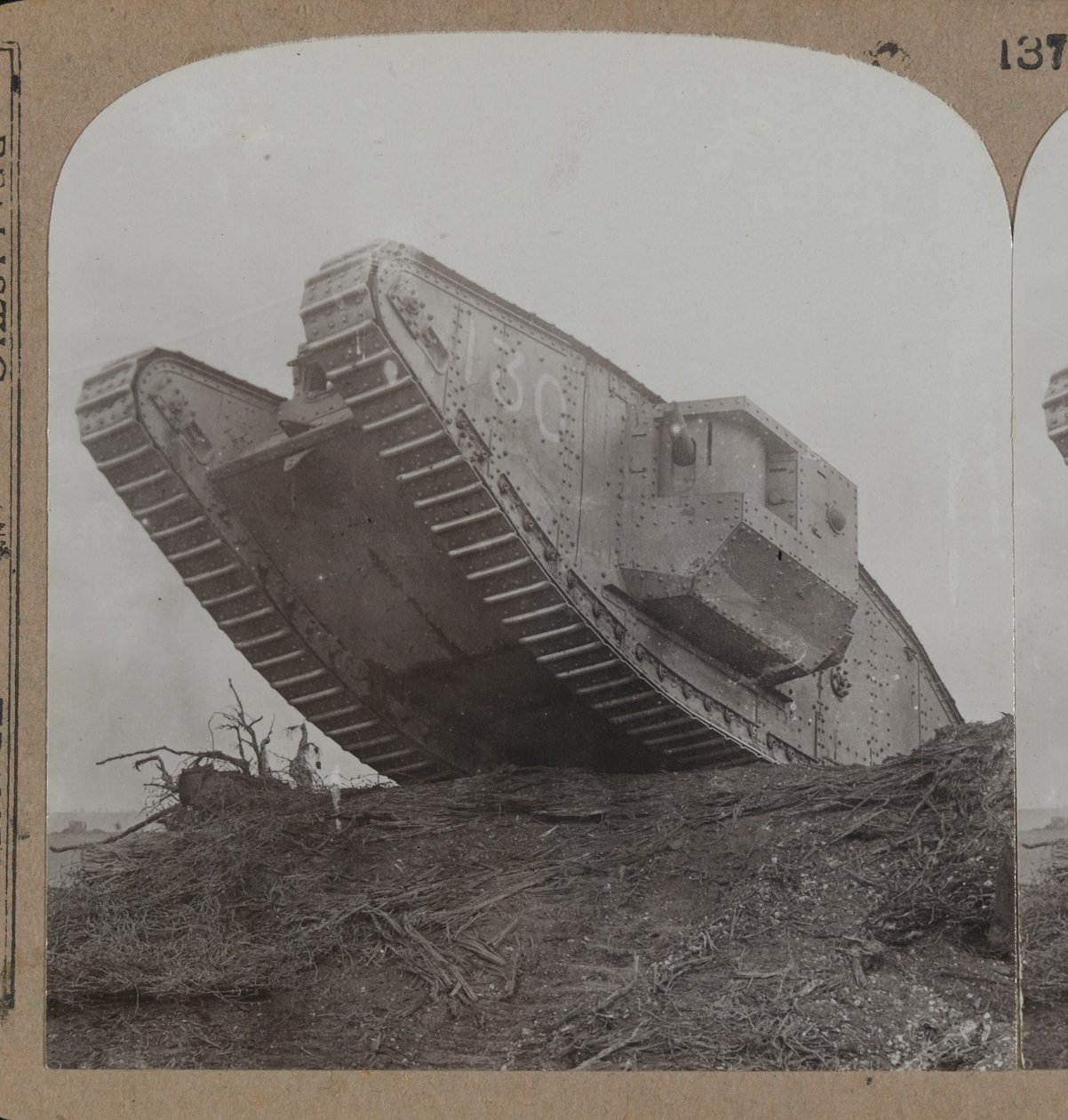 Unsere Monsterpanzer durchbrechen die Stacheldrahtgürtel und überraschen die Hunnen bei Cambrai, 1914-18 von English Photographer