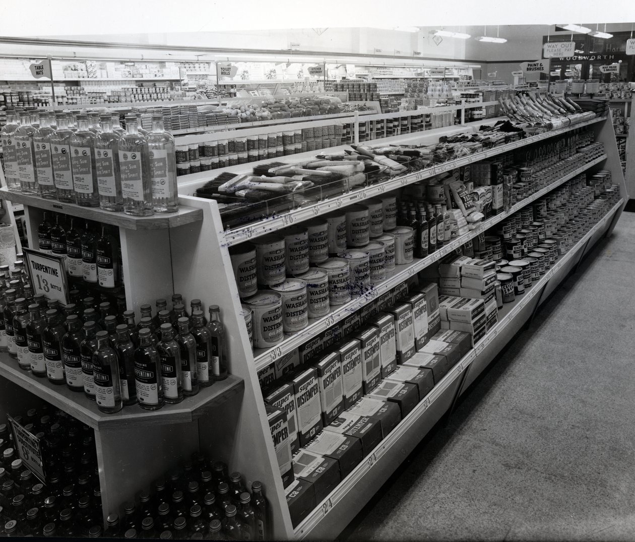 Farb- und Pinselgang, Woolworths Laden, 1956 von English Photographer