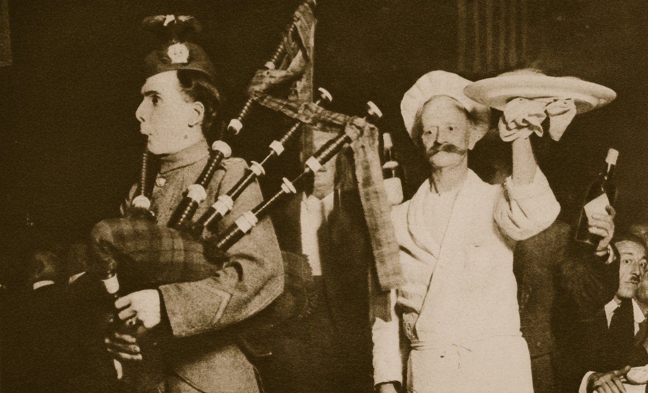 Schottischer Dudelsackspieler stellt den Haggis bei einem kaledonischen Bankett vor, London von English Photographer