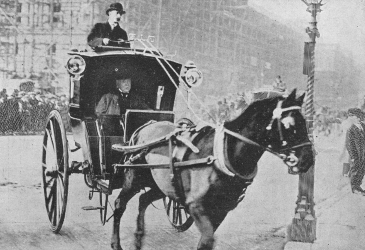 Der Premierminister nimmt ein Taxi, aus einem Artikel mit dem Titel Die Wiederzusammenkunft des Parlaments veröffentlicht in The Graphic, 27. Oktober 1906 von English Photographer