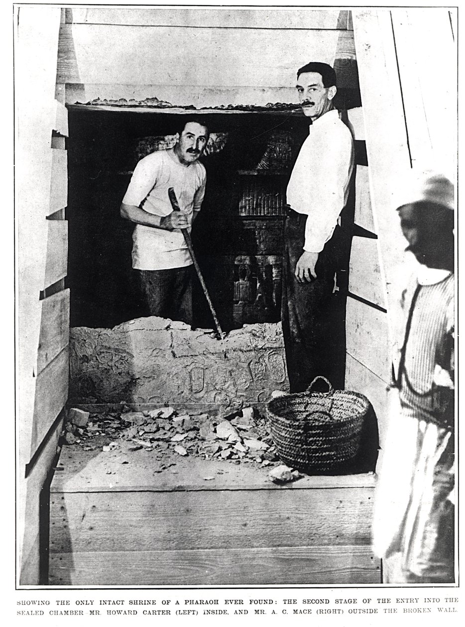 Die zweite Phase des Eintritts in die versiegelte Kammer zeigt das einzige intakte Heiligtum eines Pharaos, das jemals gefunden wurde, aus The Illustrated London News, 10. März 1923 von English Photographer