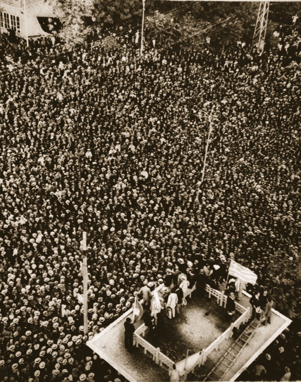 Der Appell Mazedoniens gegen die bulgarische Invasion: eine Massenversammlung in Saloniki, Illustration aus The Illustrated War News, 13. September 1916 von English Photographer