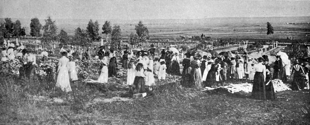 Die Mitglieder der Bloemfontein Loyal Womens Guild schmücken Gräber auf dem Friedhof von Bloemfontein, Illustration aus The King, 25. Mai 1901 von English Photographer