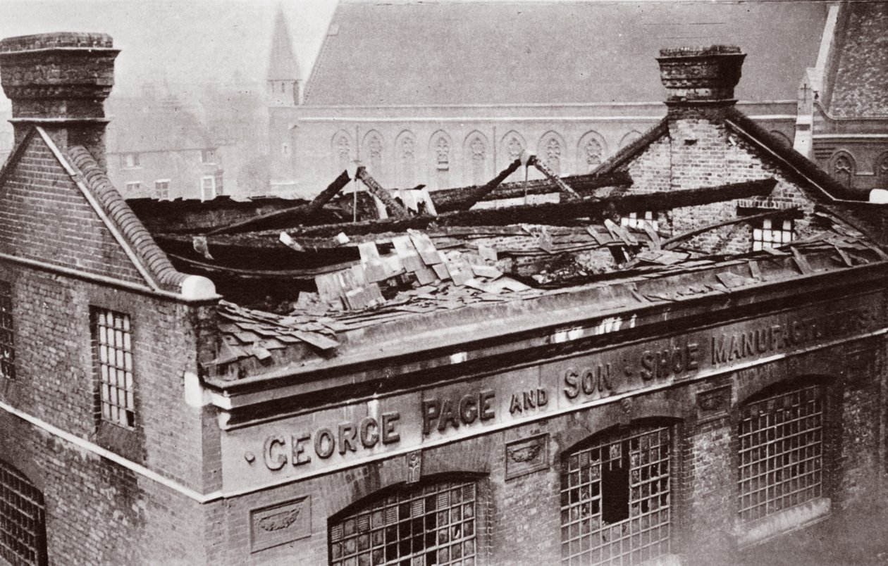 Das Ergebnis eines Bombenangriffs auf London, 1915 von English Photographer