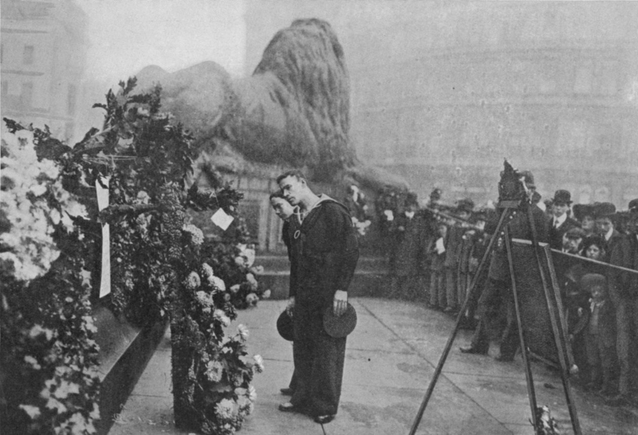 Unter Nelsons Schatten: Matrosen inspizieren Kränze am Fuß der Admiralstatue, veröffentlicht in The Graphic, 27. Oktober 1906 von English Photographer