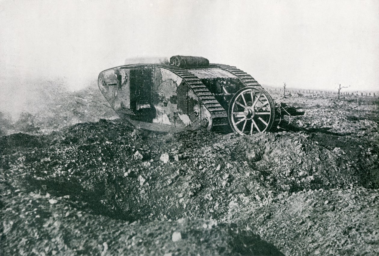 Britischer Panzer im Einsatz an der Westfront, 1917 von English Photographer