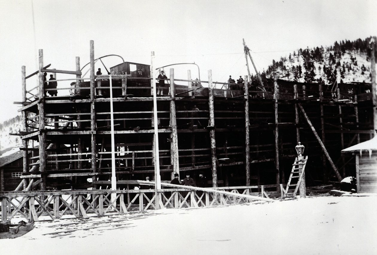 Yard Nr. 647, Baikal. Der eisbrechende Zugfähren-Dampfer Baikal während des Wiederaufbaus in Russland von English Photographer