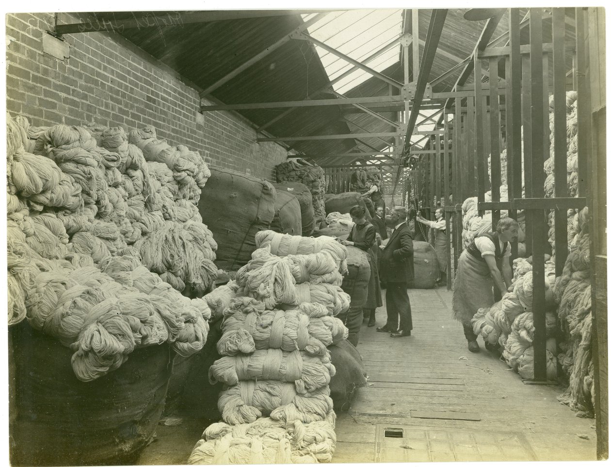 Garnlager, Teppichfabrik, 1923 von English Photographer