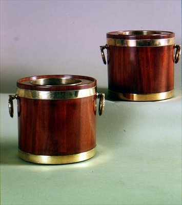 Paar runde Weinkühler mit Messinggriffen, ca. 1765 von English School