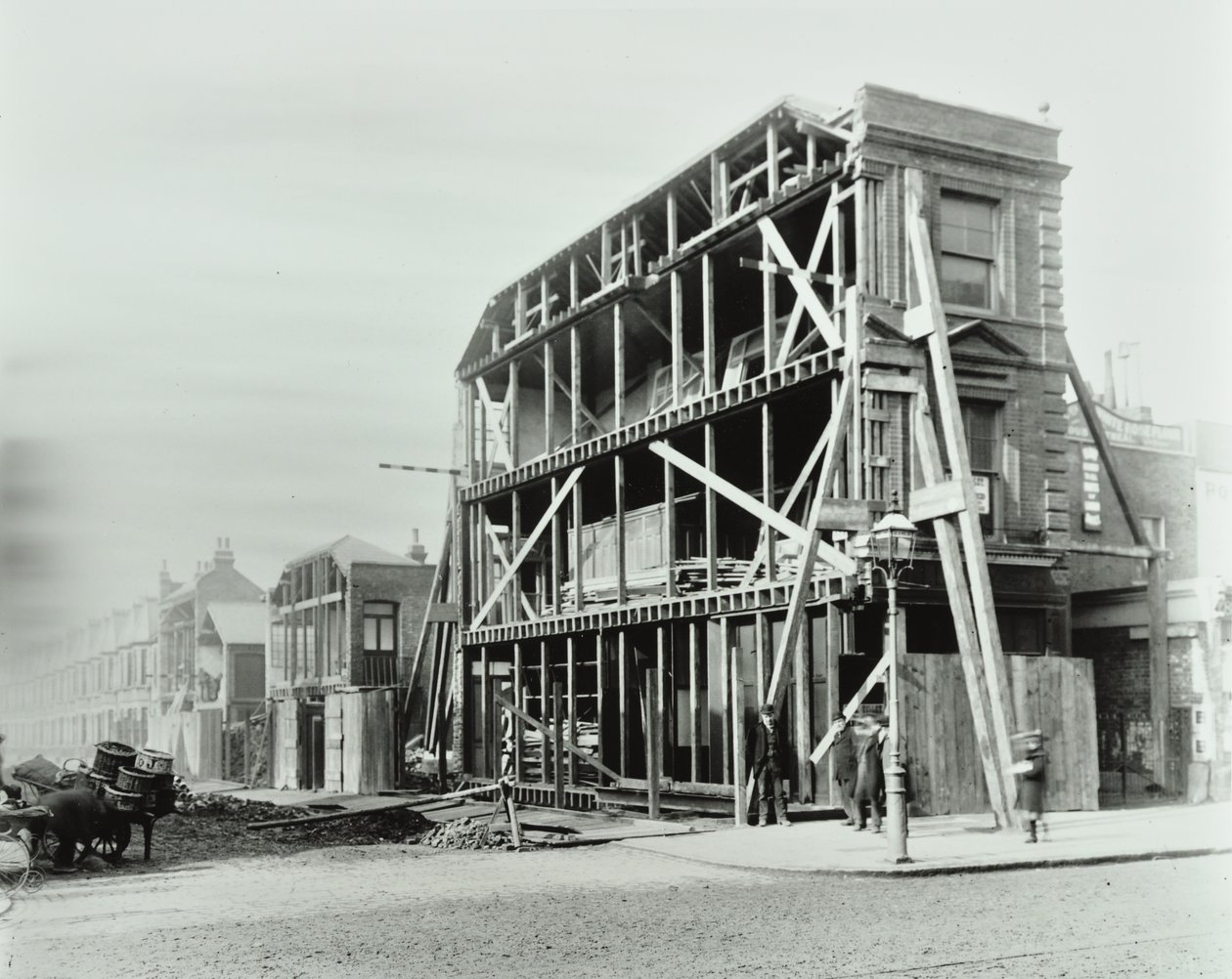 85 Stoke Newington Road: Ecke Stoke Newington Road und Prince George Road, 1897 von English Photographer