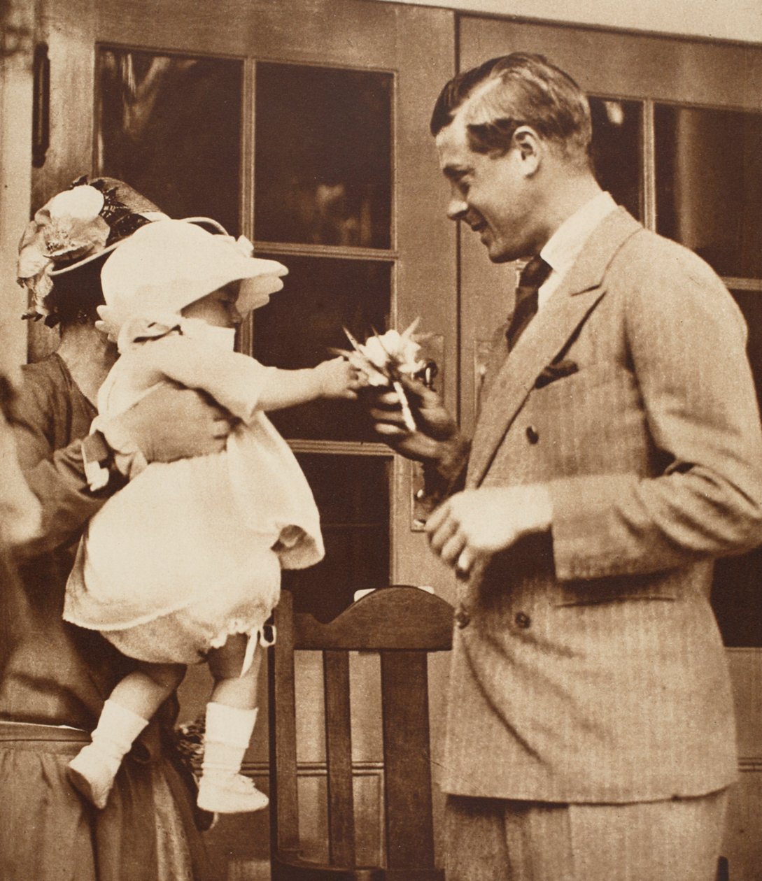 Ein Kind überreicht König Edward VIII. einen Blumenstrauß im Enham Village Centre, 1926 von English Photographer