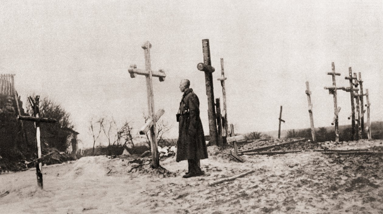 Ein russischer Soldat am Grab eines Kameraden während des Ersten Weltkriegs, aus The Illustrated War News, 1915 von English Photographer