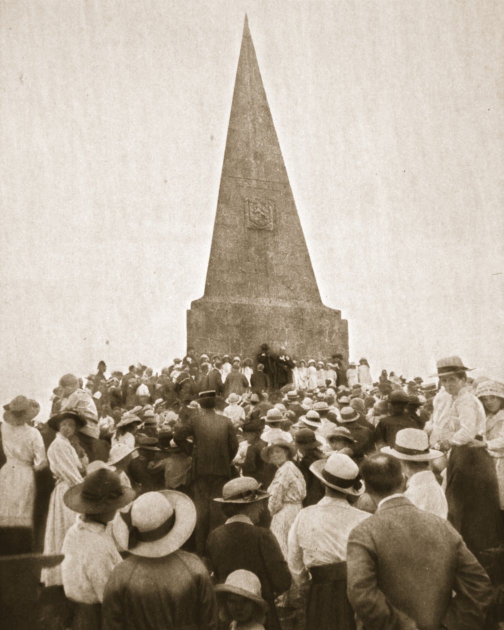 Ein malerischer alter Brauch in St. Ives: das Old Hundredth am John Knill Obelisk, aus The Illustrated War News, 2. August 1916 von English Photographer