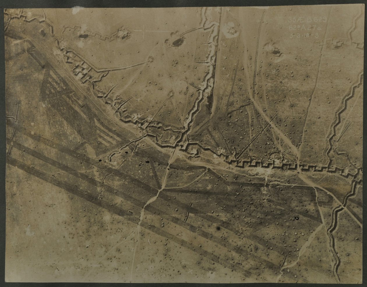 Luftaufnahme mit Schützengräben des Ersten Weltkriegs, 1918 von English Photographer