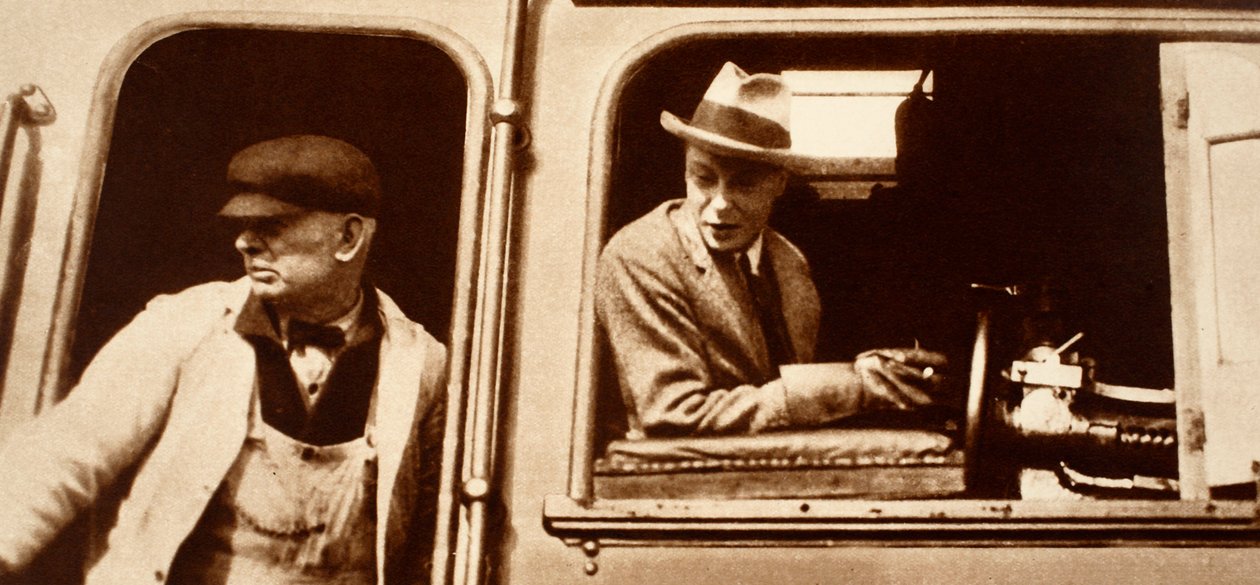 Ein Lokführer übergibt an König Edward VIII. in Kanada, 1920er Jahre von English Photographer