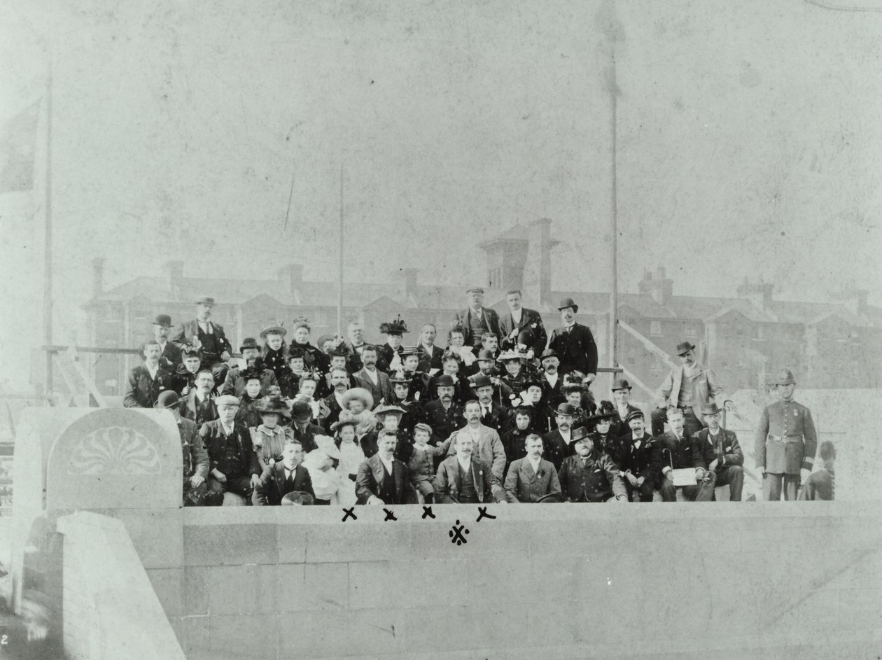 Blackwall Tunnel: Menschenmenge bei der Eröffnungszeremonie, 1897 von English Photographer