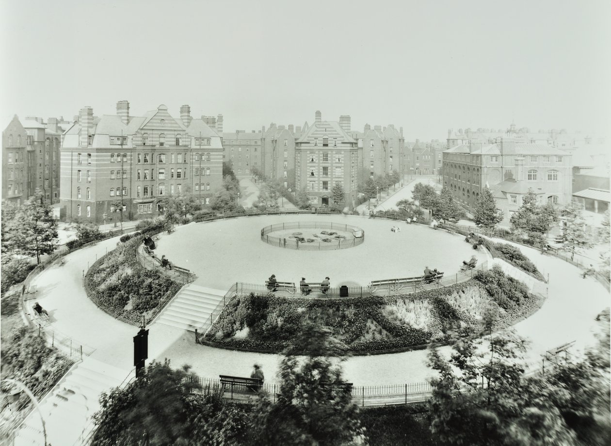Boundary Estate: Arnold Circus, Blick auf öffentliche Gärten und Wohnungen, London von English Photographer