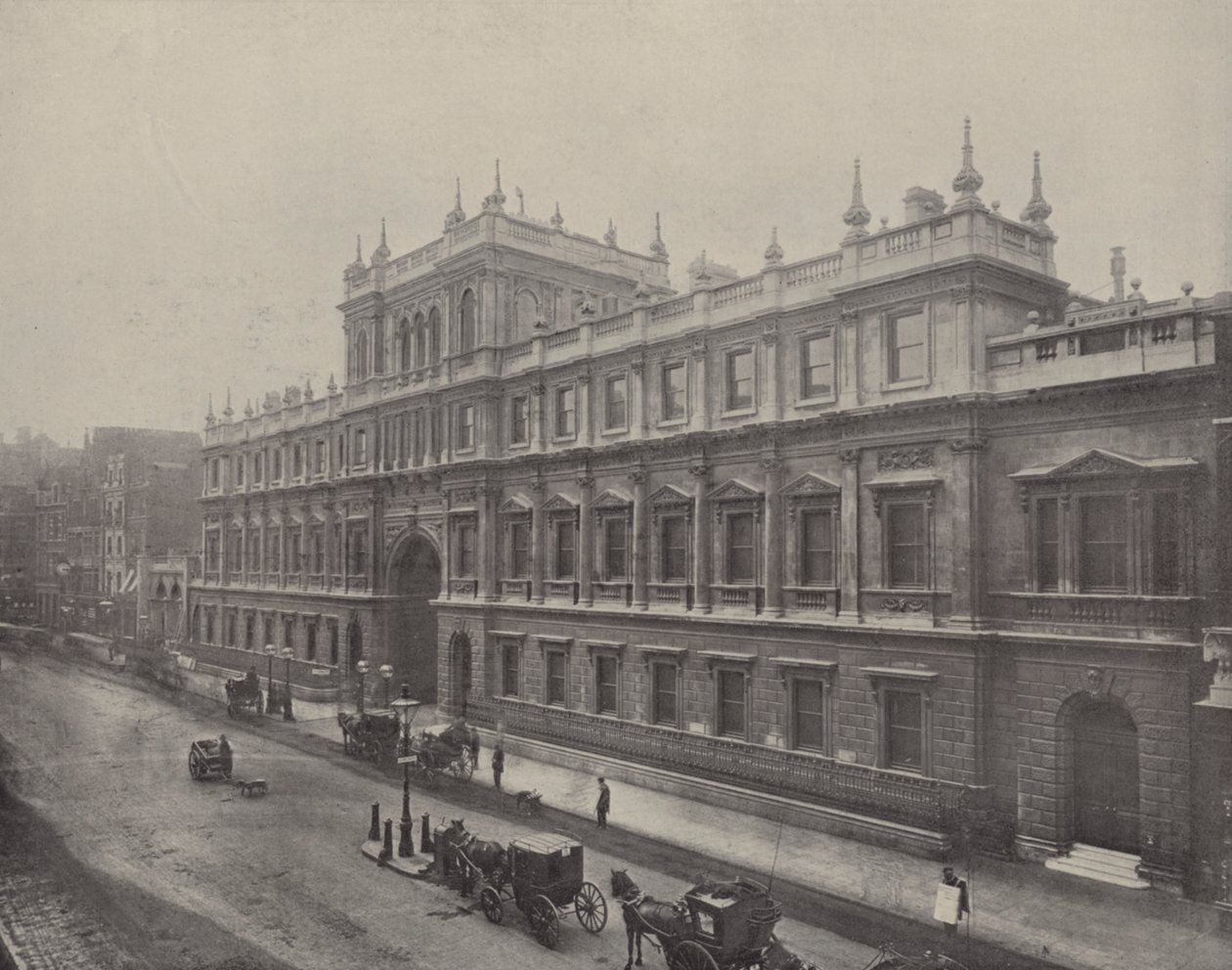 Burlington House (s/w Foto) von English Photographer