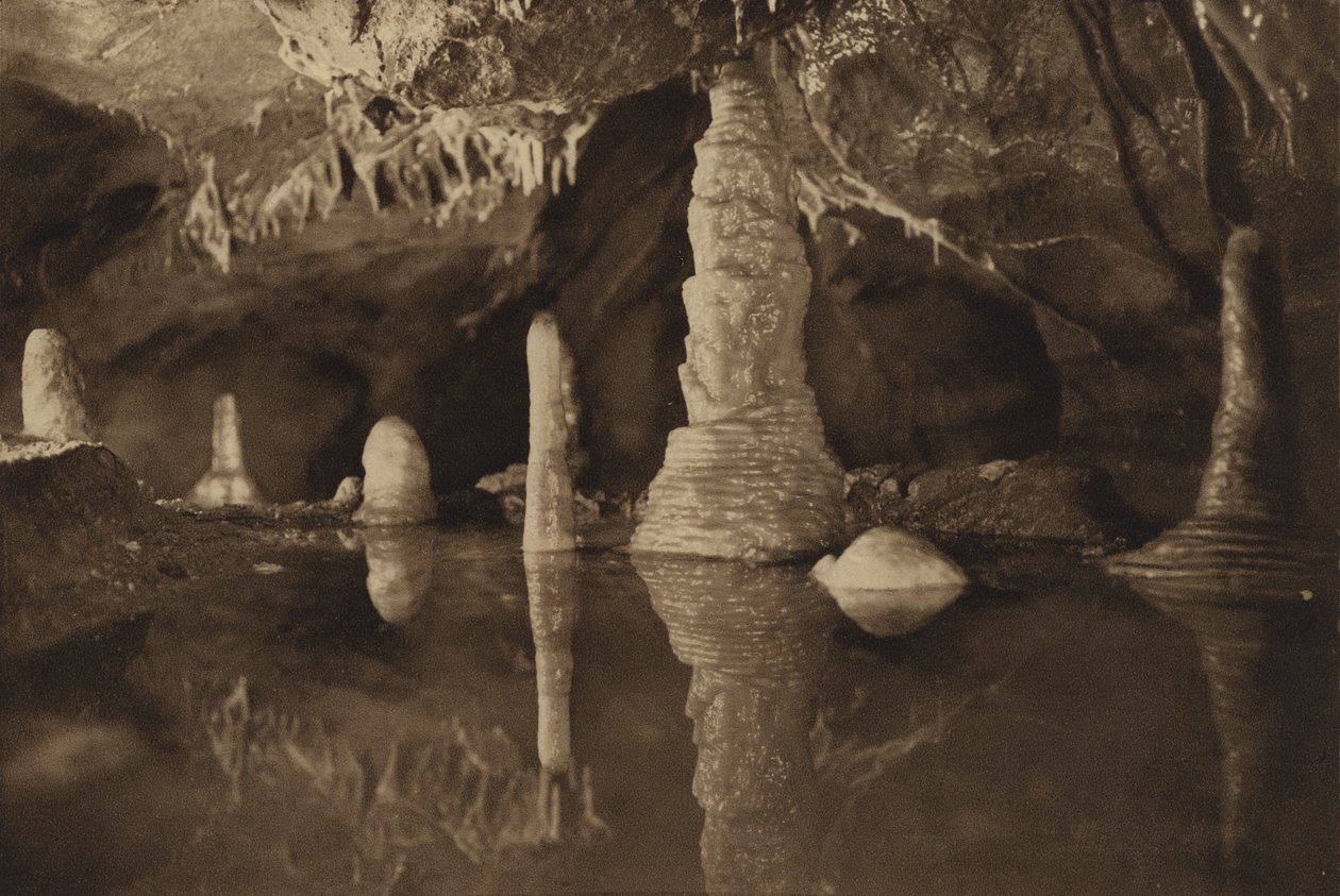 Cheddar-Höhlen: Reflektierte Stalagmitenpfeiler aus reinem Weiß und Rot von English Photographer