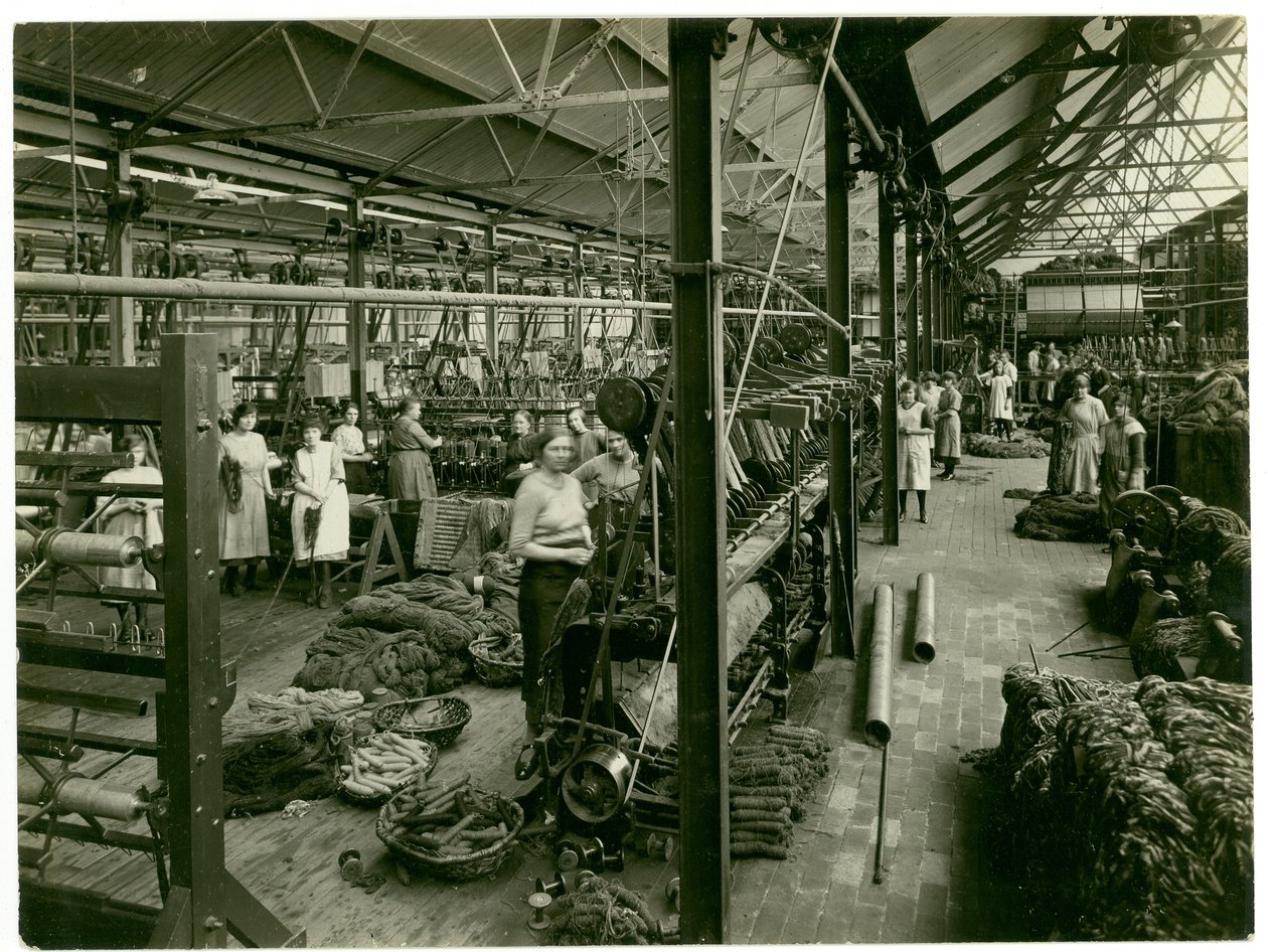 Chenille-Wicklung, Teppichfabrik, 1923 von English Photographer