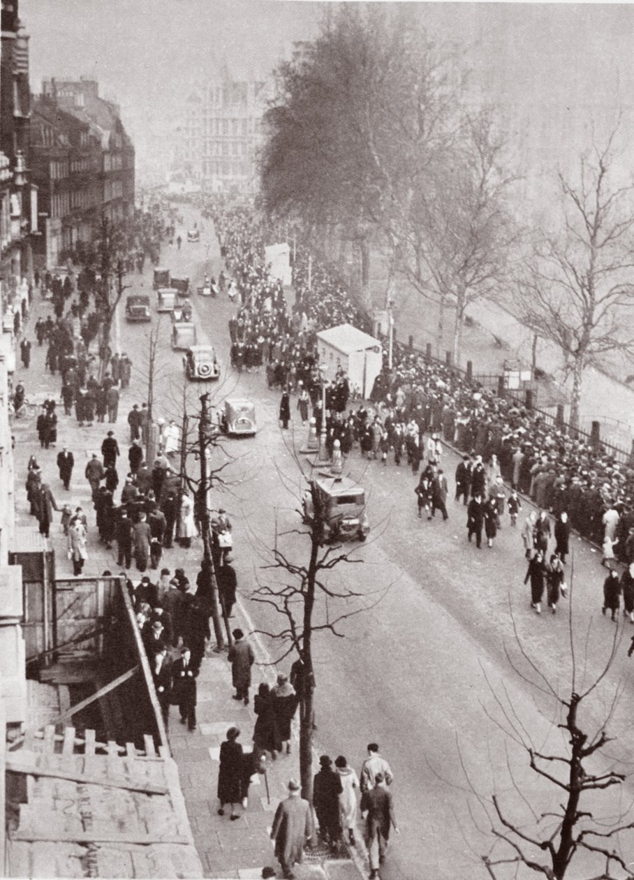 Menschenmengen warten auf Zugang zur Westminster Hall während der Aufbahrung von George V, 1936 von English Photographer