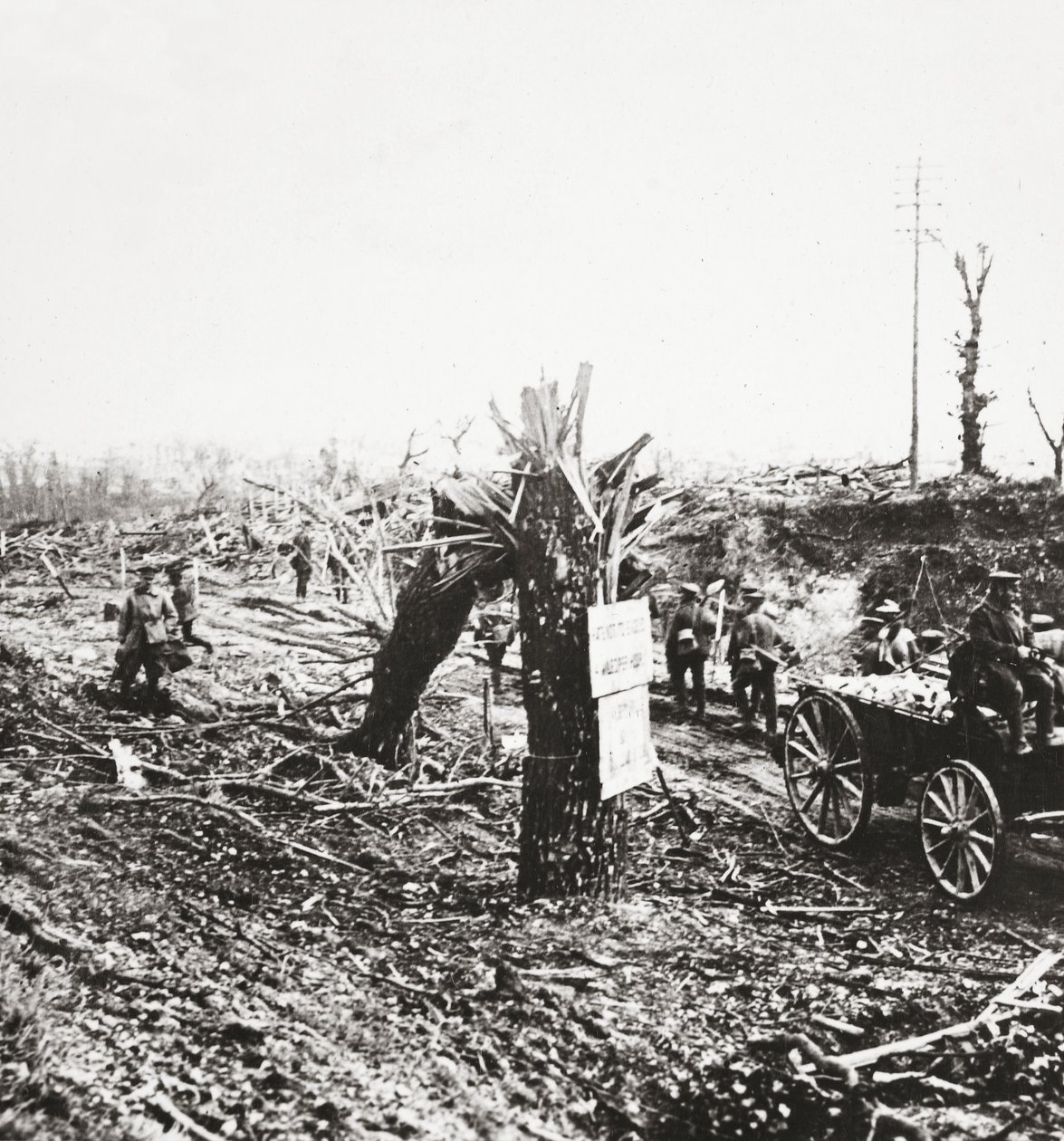 Ingenieure reparieren Schmalspurbahnen in der Nähe von Hangard, die während des Kampfes um Amiens 1918 durch Granatbeschuss beschädigt wurden von English Photographer