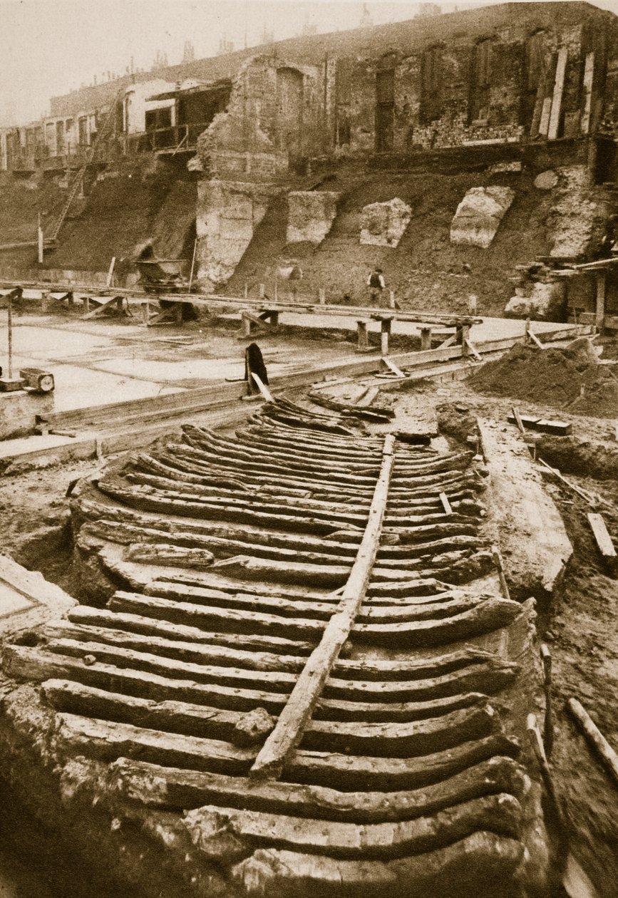 Galeere, gefunden auf dem Gelände der County Hall im Jahr 1910 von English Photographer