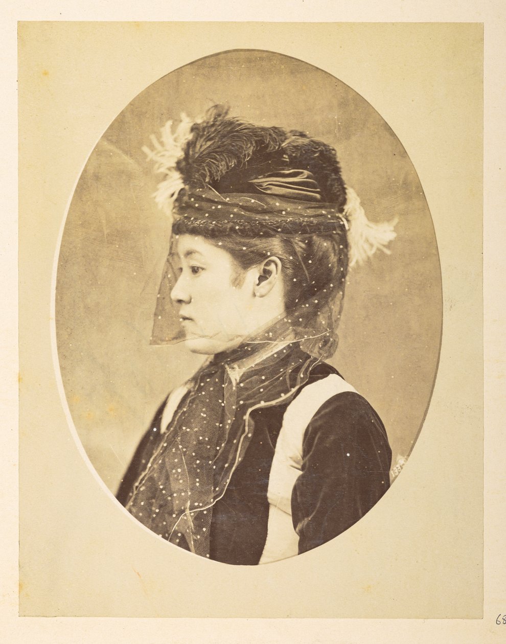 Japanische Frau in europäischer Kleidung, Ovales Bild; Kopf-und-Schultern-Profilporträt einer jungen japanischen Frau in europäischer Kleidung, mit Hut und Schleier, Fotograf: Unbekannt, Lucas Sammlung: Fotografischer Bericht der Weltreise von Charles Jame von English Photographer