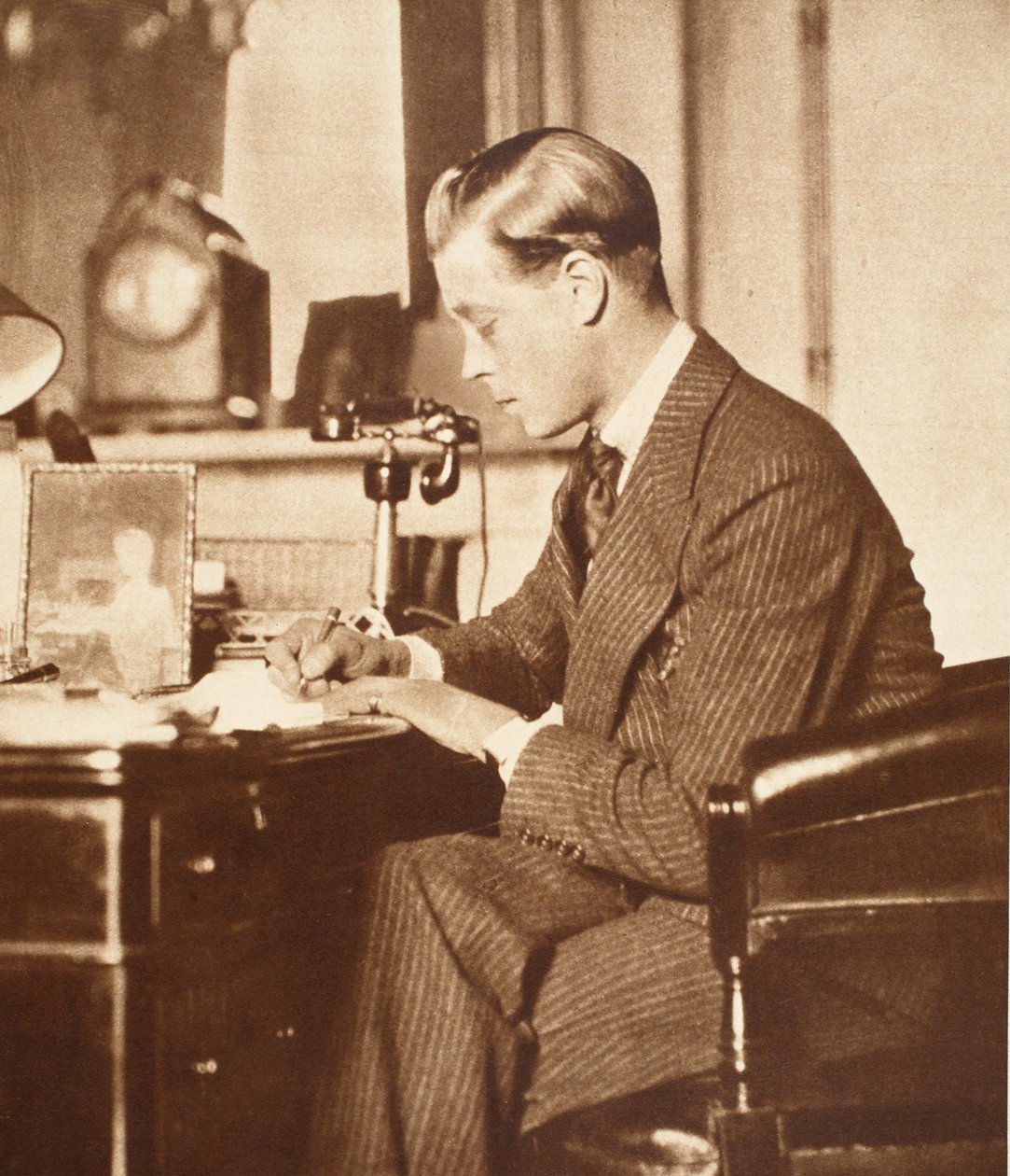 König Edward VIII. an seinem Schreibtisch im St. James