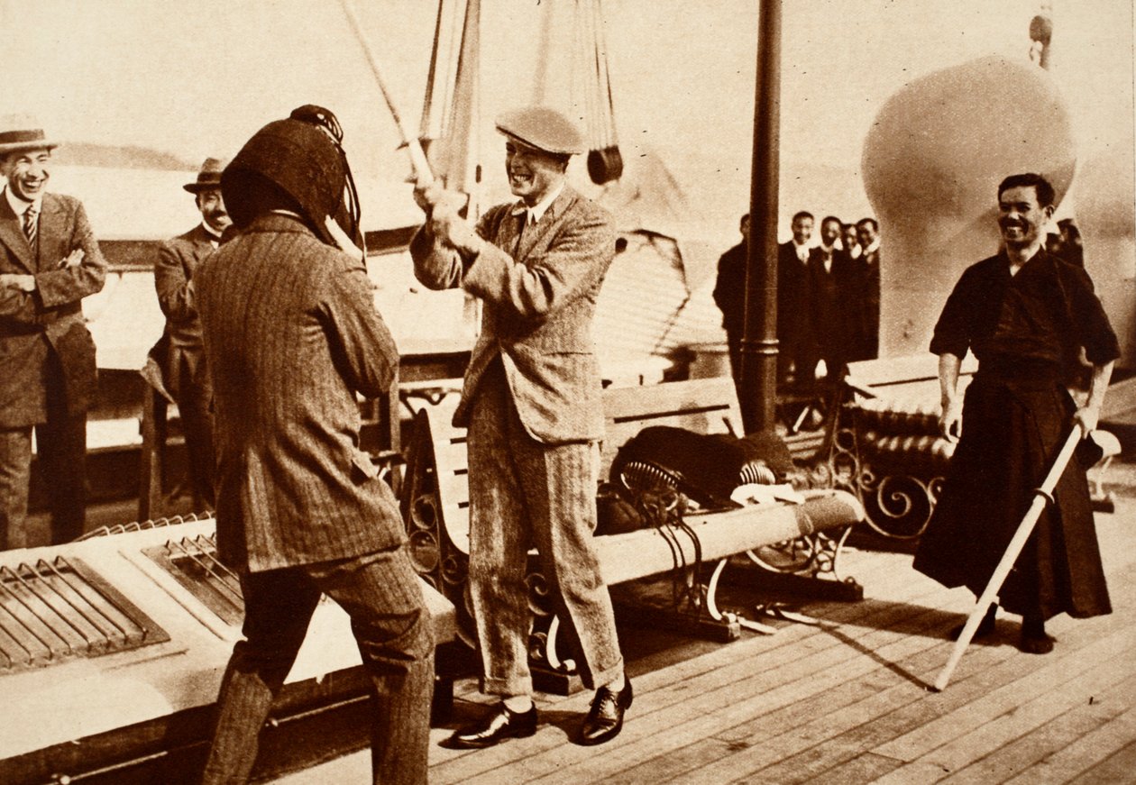 König Edward VIII. testet einen japanischen Fechthelm, 1922 von English Photographer