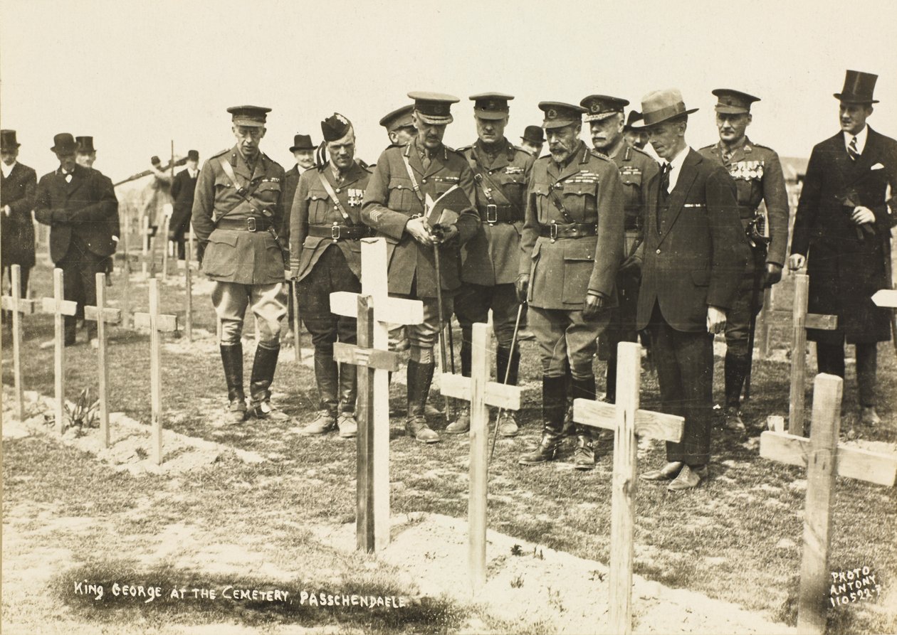 König George V. auf dem Friedhof, Passchendaele von English Photographer