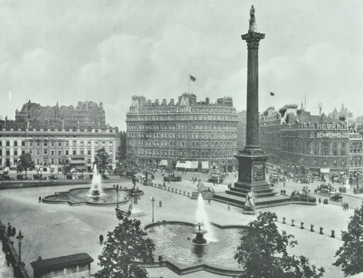 Nelsonsäule, Trafalgar Square, Westminster LB: Blick nach Südosten, 1895 von English Photographer