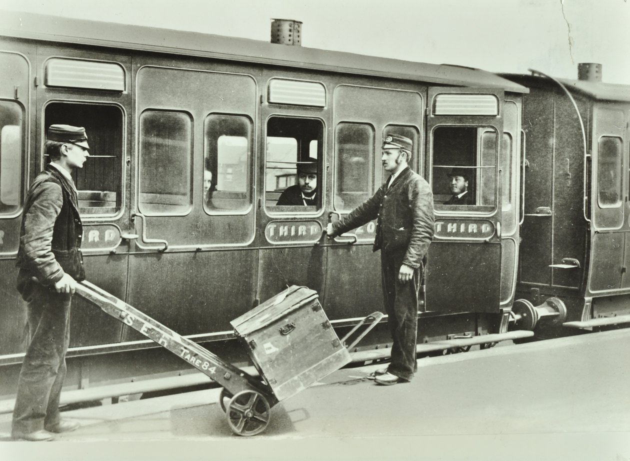 Bahnsteigträger an einem Bahnhof, 1885 von English Photographer