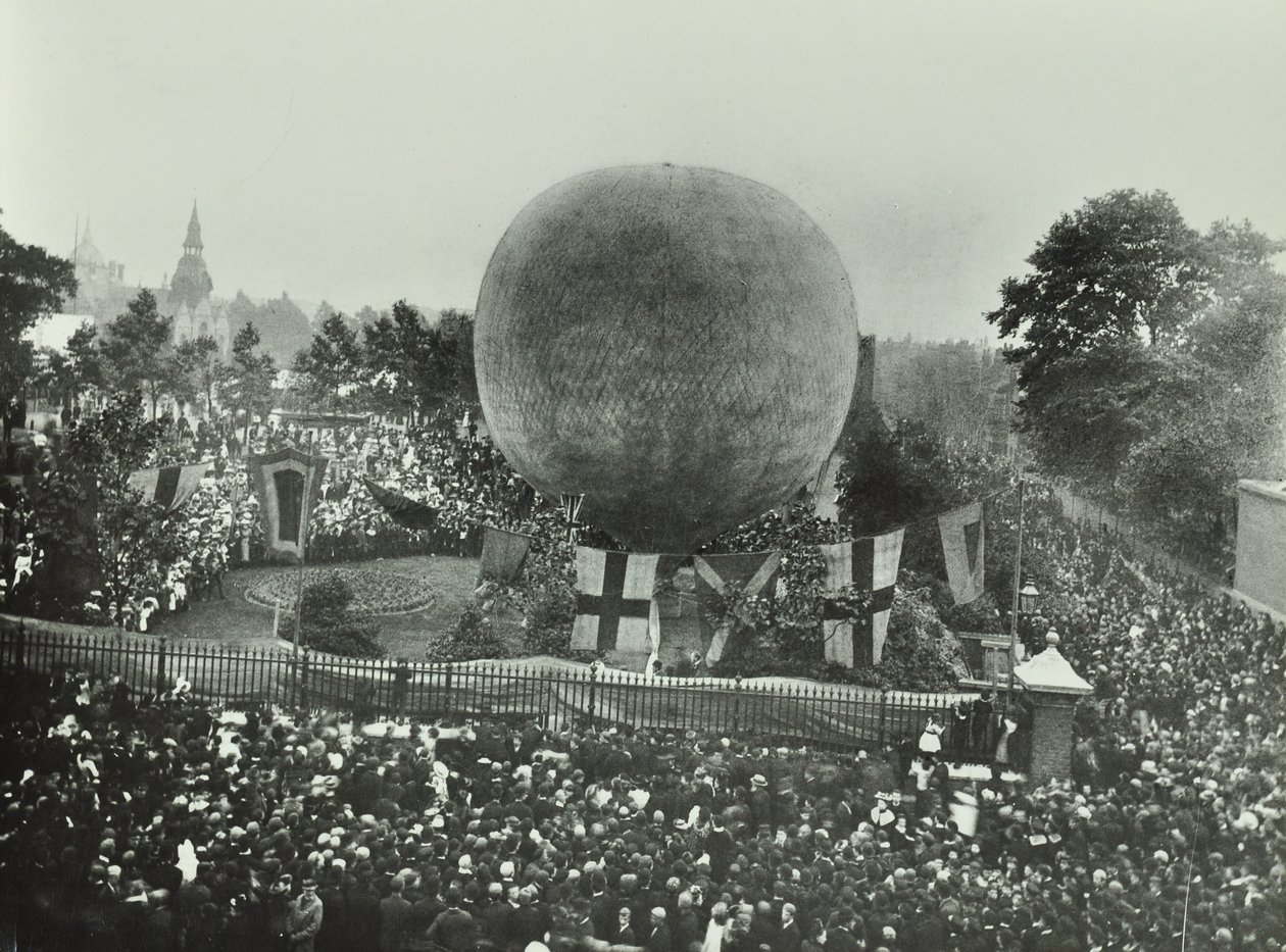 Poplar Recreation Ground: Menschenmengen beobachten einen Heißluftballon, 1892 von English Photographer