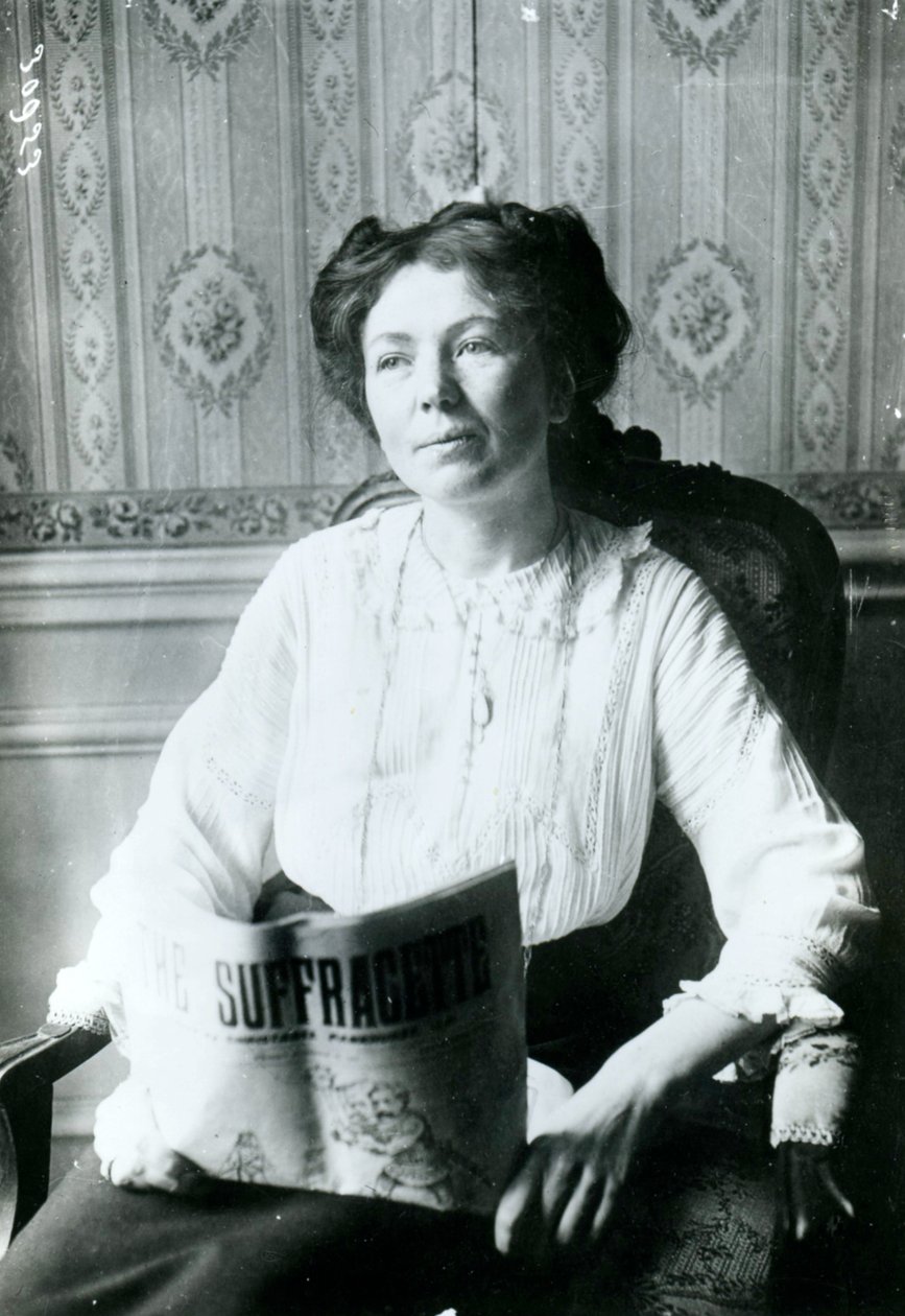 Porträt von Christabel Pankhurst, die eine Ausgabe von The Suffragette liest, ca. 1905 von English Photographer