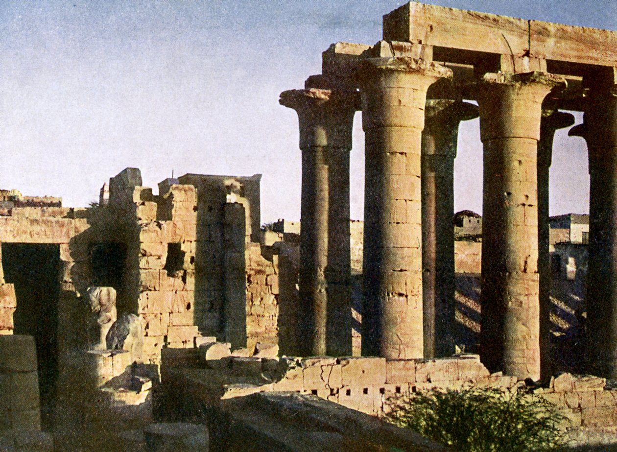 Ruinen des Portikus am Tempel von Luxor, Ägypten von English Photographer