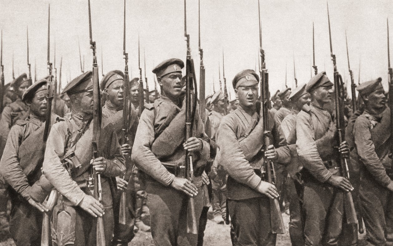 Russische Infanterie bei einer Parade und Präsentation der Waffen während des Ersten Weltkriegs, aus The Illustrated War News, 1915 von English Photographer