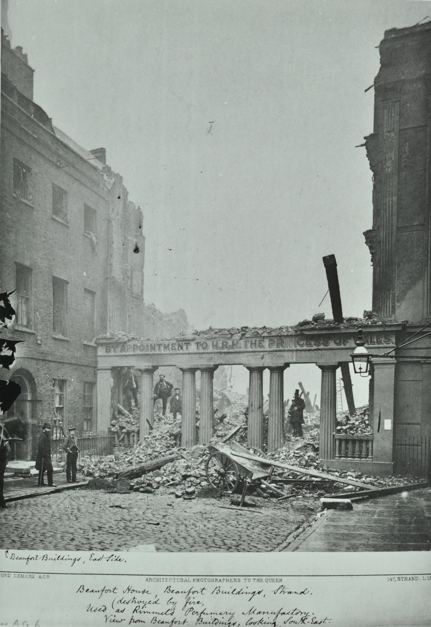 Strand, Westminster LB: Beaufort Buildings, Brandschaden, 1890 von English Photographer
