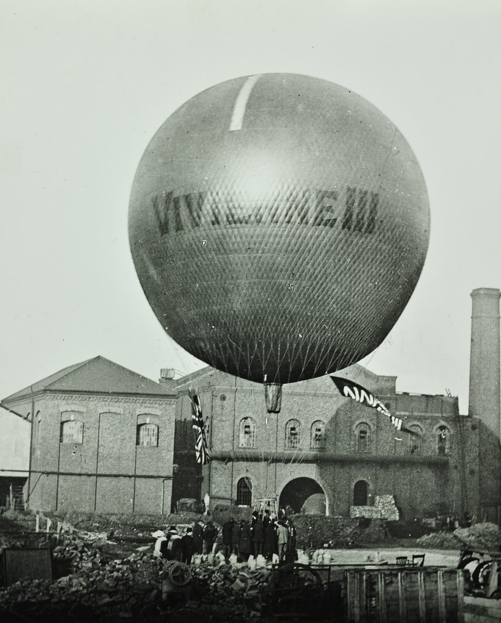 Vivienne III Ballon vor der Wandsworth Gas Company, 1898 von English Photographer