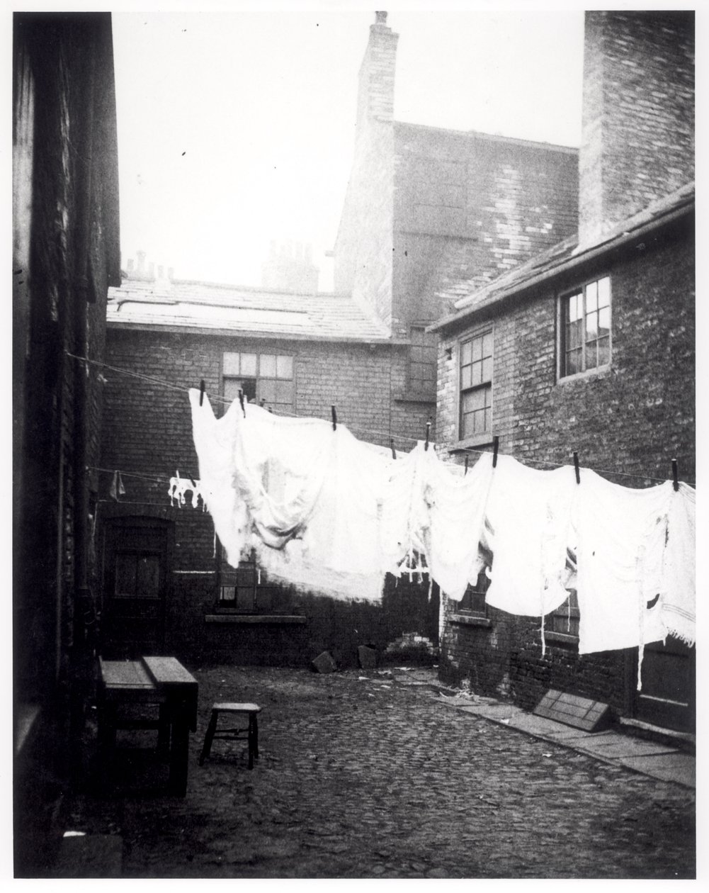 Wäscheleine im Eagle and Child Yard, Hunslet, Leeds, 13. Mai 1896 von English Photographer