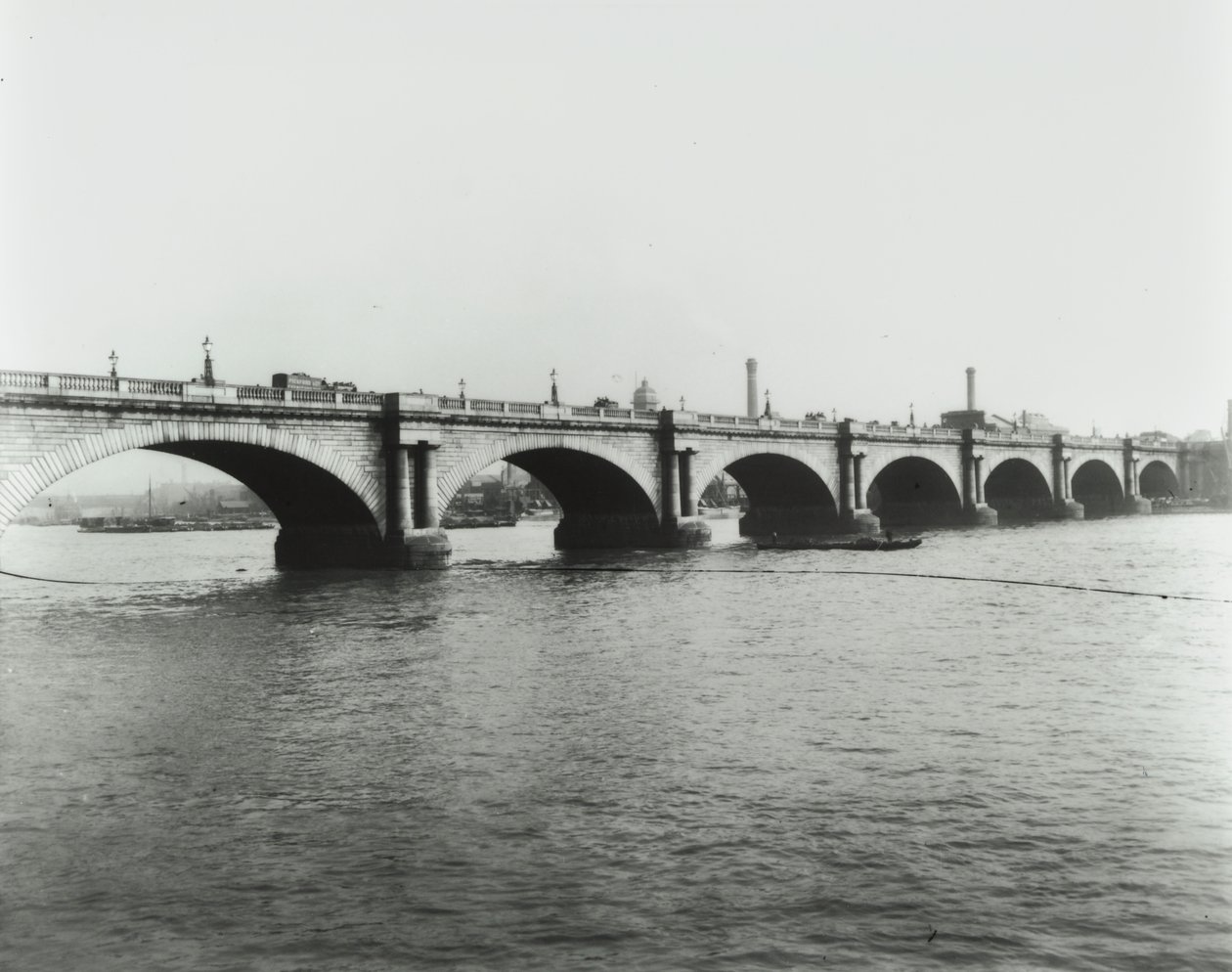 Waterloo Bridge: Blick vom Nordufer, 1895 von English Photographer