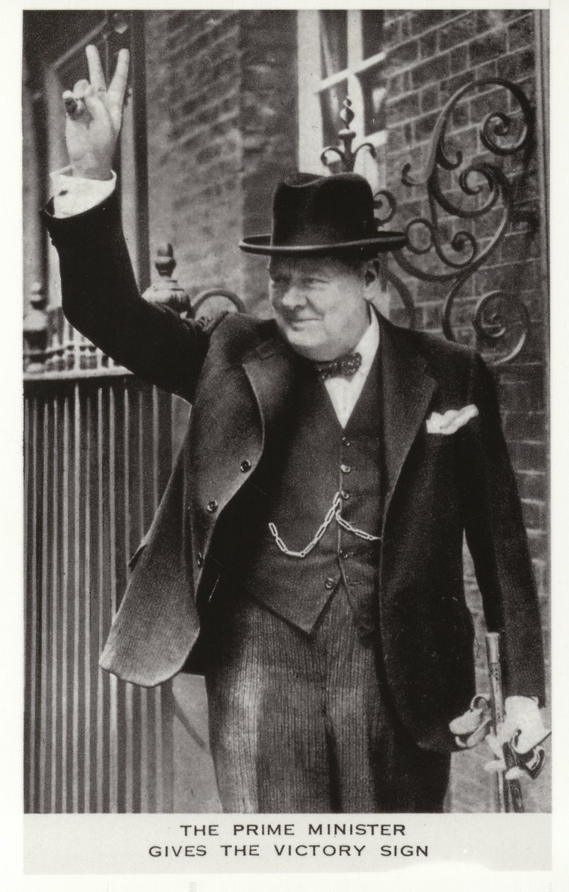 Winston Churchill zeigt das Victory-Zeichen vor der Downing Street 10, 5. Juni von English Photographer