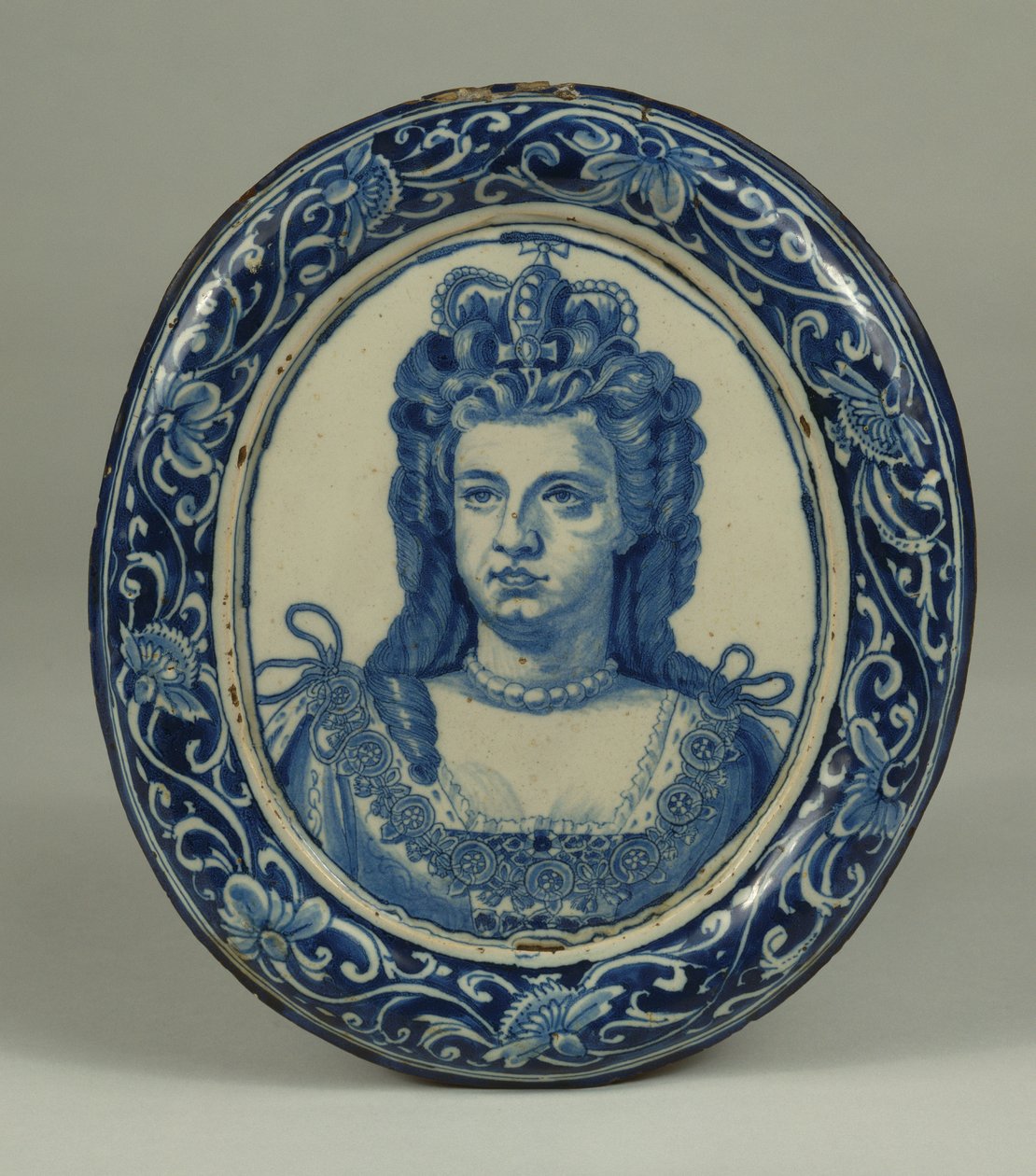 Eine Delfter blau-weiße ovale königliche Porträtplakette von Königin Anne, wahrscheinlich London, ca. 1705 von English School